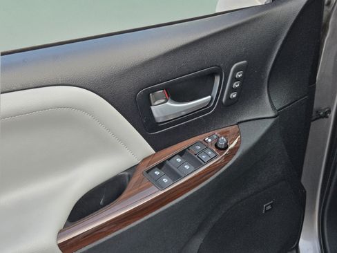 Used 2015 Toyota Sienna Limited Premium w/ Advanced Technology Package FWD image 9