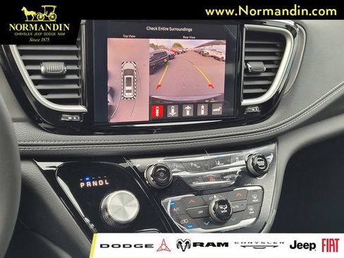 New 2027 Chrysler Pacifica Limited w/ Family Tech Group AWD/4WD image 11