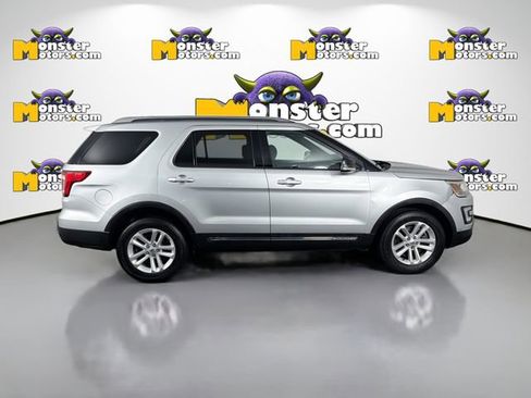 Used 2017 Ford Explorer XLT FWD image 4