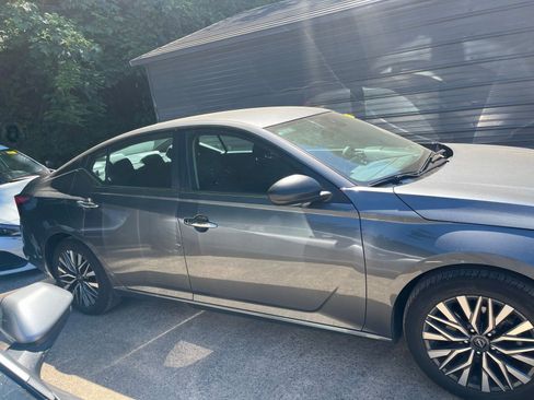 Used 2025 Nissan Altima 2.5 SV FWD image 2