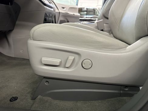 Used 2017 Toyota Sienna XLE w/ XLE Navigation Package AWD/4WD image 34
