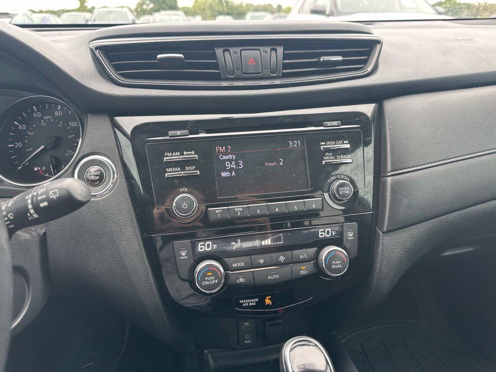 Used 2017 Nissan Rogue SV FWD image 18