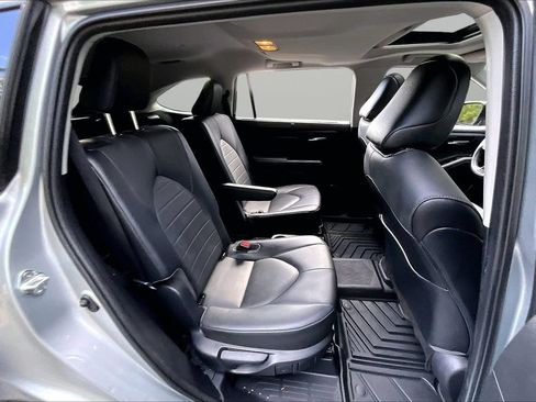 Used 2021 Toyota Highlander XLE FWD image 24