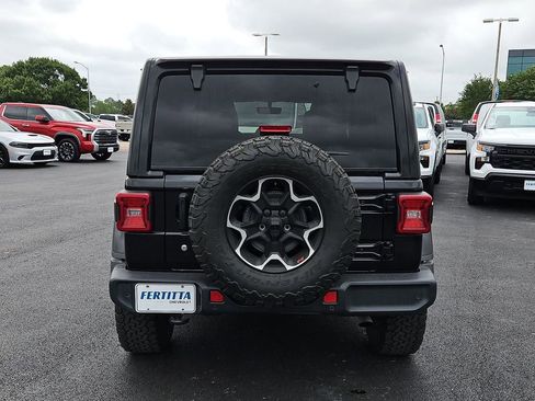Used 2018 Jeep Wrangler Unlimited Sahara AWD/4WD image 16