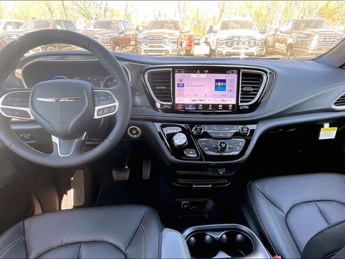 New 2026 Chrysler Pacifica Select image 5