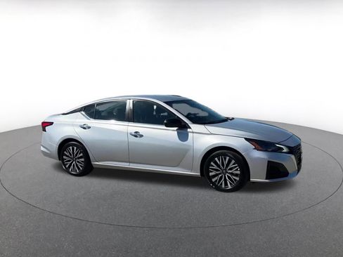 Used 2024 Nissan Altima 2.5 SV image 2