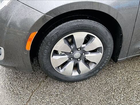 Used 2018 Chrysler Pacifica Limited w/ Advanced Safetytec Group FWD image 8