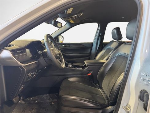 Used 2023 Jeep Grand Cherokee L Laredo image 12