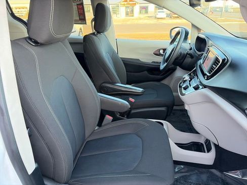 Used 2023 Chrysler Voyager LX FWD image 23