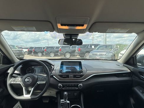 Used 2024 Nissan Altima 2.5 SV FWD image 17
