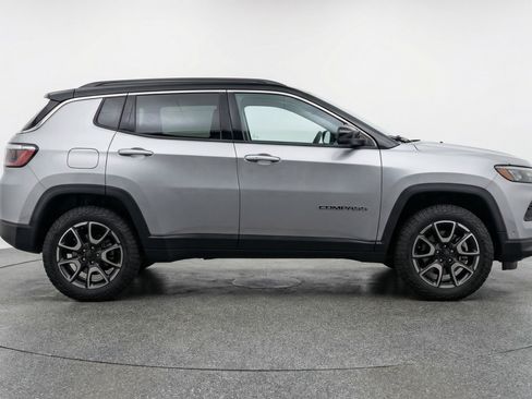 Used 2025 Jeep Compass Trailhawk image 11