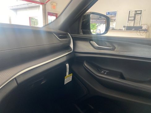 New 2025 Jeep Grand Cherokee 4WD image 28