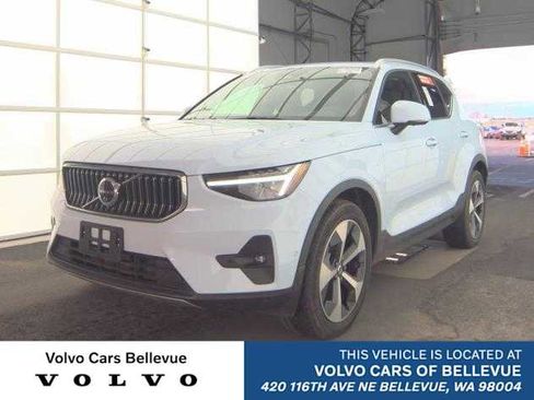 Used 2025 Volvo XC40 B5 Plus image 1