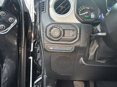 Used 2025 Jeep Wrangler Unlimited Sahara image 14