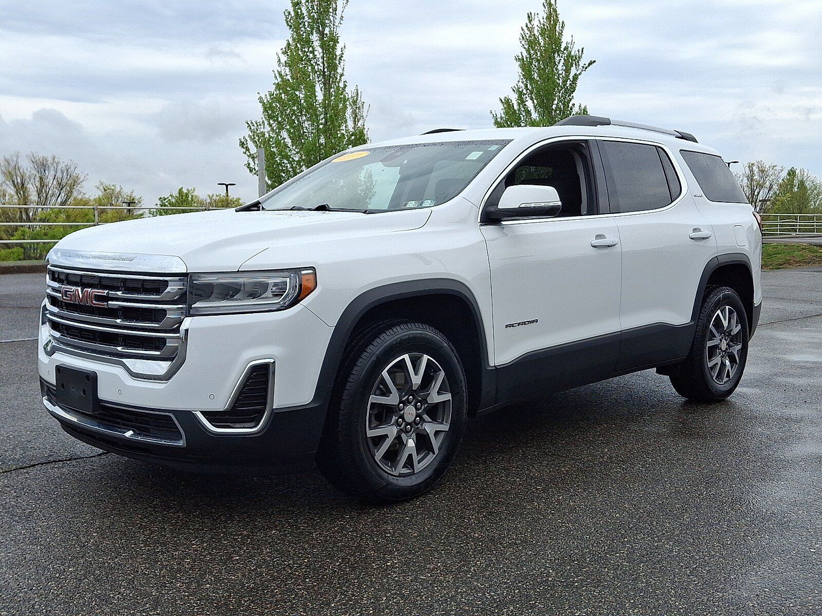 Used 2023 GMC Acadia SLE w/ Driver Convenience Package FWD image 3