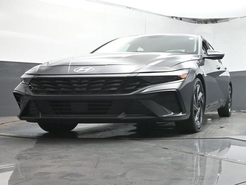 Used 2024 Hyundai Elantra Limited image 29