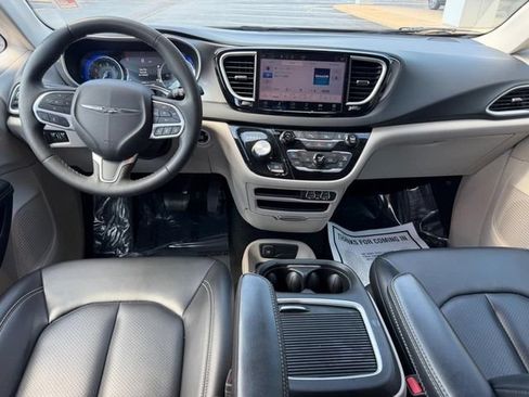 Used 2023 Chrysler Pacifica Touring-L FWD image 13