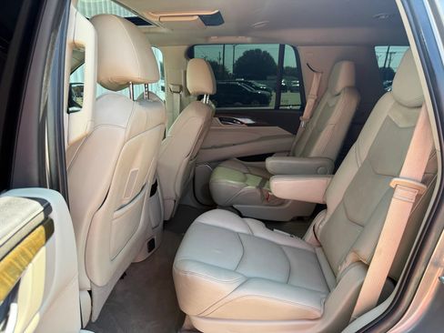 Used 2019 Cadillac Escalade Luxury AWD/4WD image 24