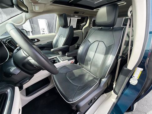 Used 2023 Chrysler Pacifica Limited image 11