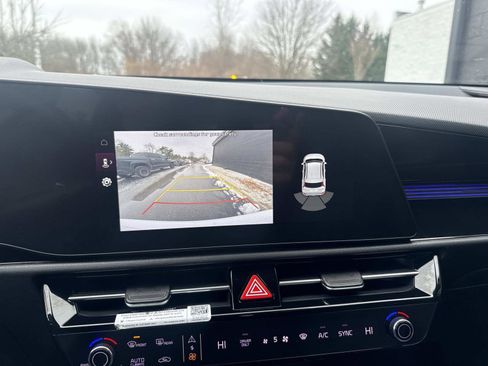 Used 2023 Kia Niro EX image 23