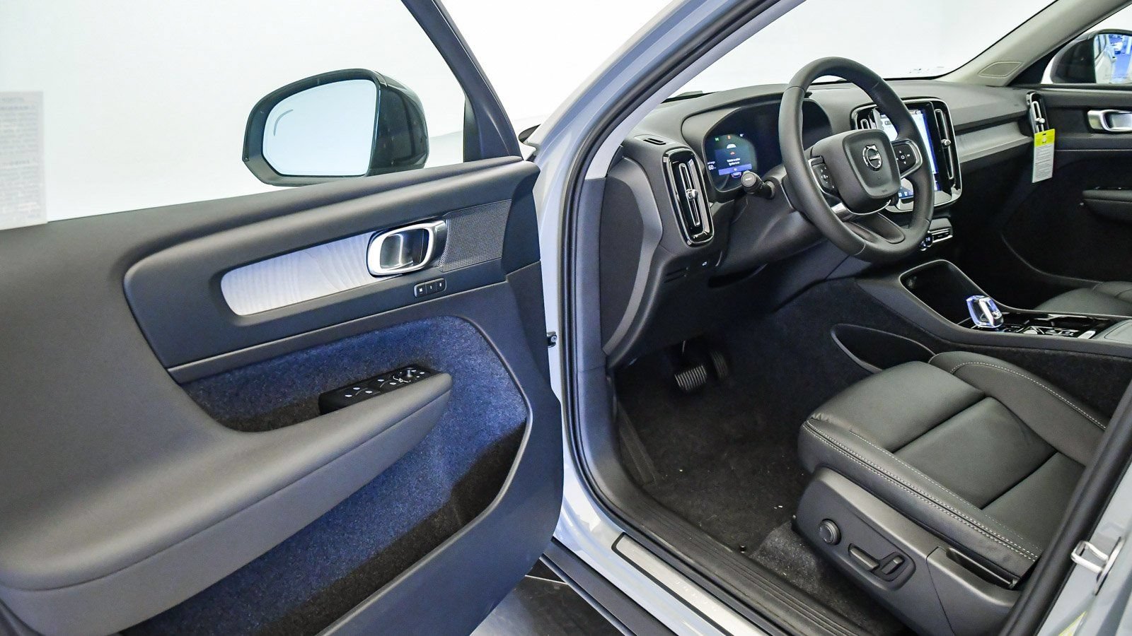 Certified 2026 Volvo XC40 B4 Plus w/ Climate Package FWD image 21