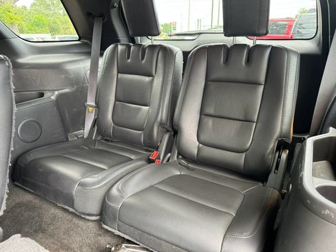 Used 2015 Ford Explorer XLT w/ Equipment Group 202A FWD image 13