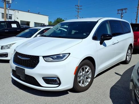 Used 2024 Chrysler Pacifica Touring-L FWD image 1