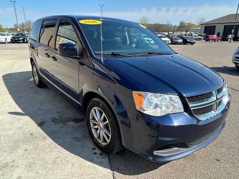 Used 2016 Dodge Grand Caravan SE FWD image 3