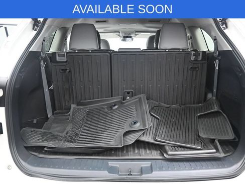 Used 2021 Toyota Highlander XLE AWD/4WD image 31