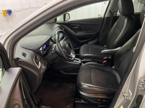 Used 2020 Chevrolet Trax LT w/ LT Convenience Package AWD/4WD image 22