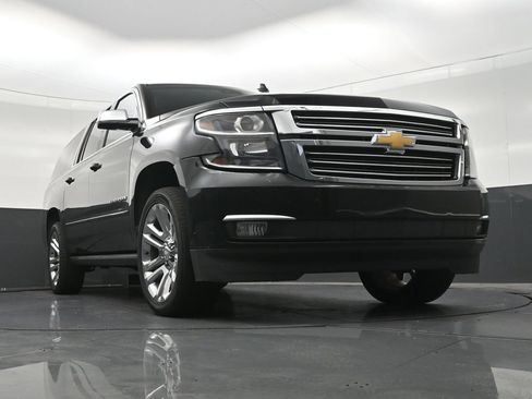 Used 2020 Chevrolet Suburban Premier w/ Premier Plus Edition RWD image 30