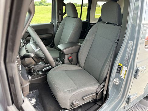 Used 2025 Jeep Wrangler Unlimited Sahara AWD/4WD image 11