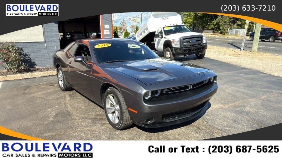 Used 2019 Dodge Challenger SXT RWD image 1
