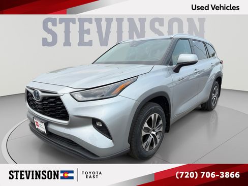 Certified 2021 Toyota Highlander XLE AWD/4WD image 1