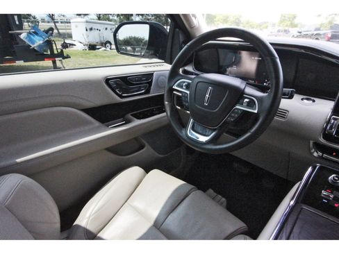 Used 2021 Lincoln Navigator Reserve w/ Luxury Package RWD image 11