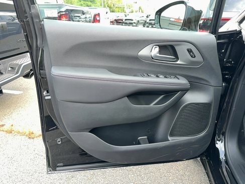 New 2026 Chrysler Pacifica Select image 6