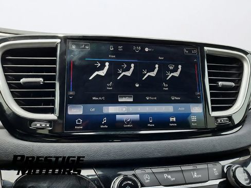 Used 2024 Chrysler Pacifica Touring-L FWD image 17
