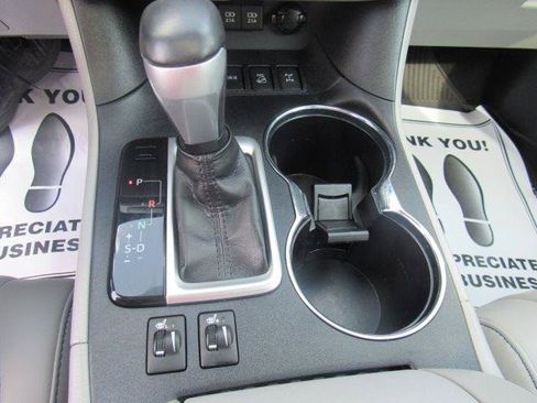 Used 2019 Toyota Highlander XLE AWD/4WD image 40
