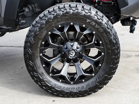 Used 2017 Toyota Tacoma TRD Off-Road w/ Premium & Technology Package image 10