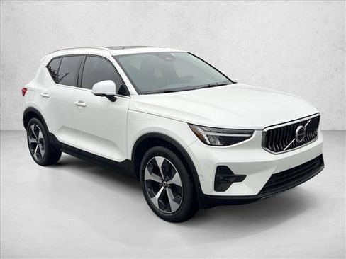 Used 2023 Volvo XC40 B5 Plus w/ Driver Assist Package image 3