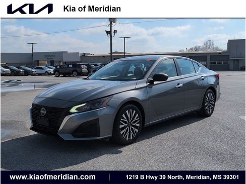 Used 2024 Nissan Altima 2.5 SV image 1