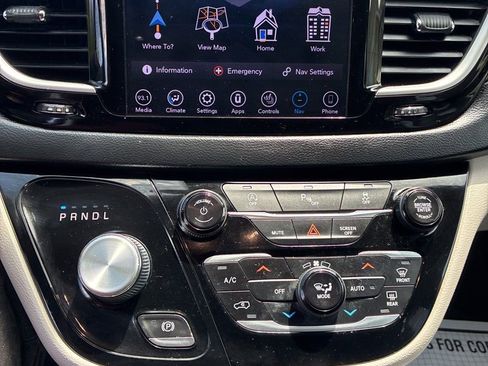 Used 2019 Chrysler Pacifica Touring-L FWD image 7