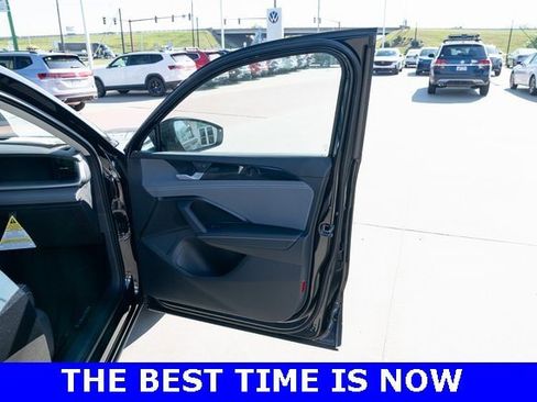 New 2025 Volkswagen Tiguan SE image 14