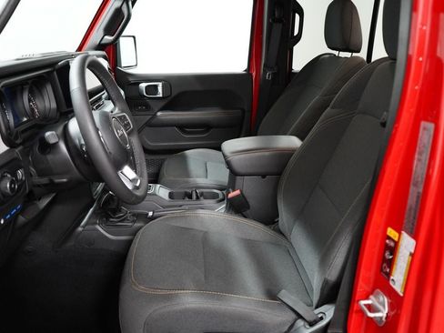 Used 2025 Jeep Wrangler Unlimited Sahara w/ Safety Group AWD/4WD image 13