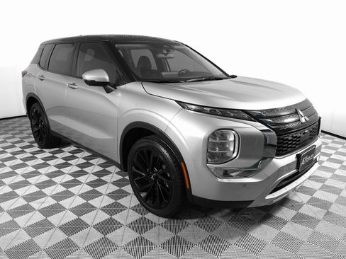 Used 2023 Mitsubishi Outlander SE image 3