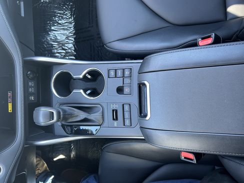 Certified 2025 Toyota Highlander XLE image 33