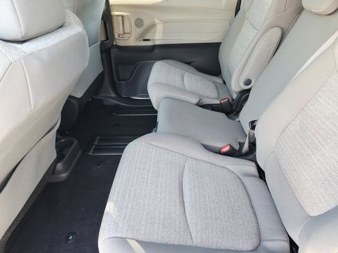 Used 2022 Toyota Sienna LE image 29