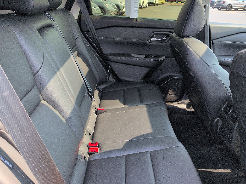 Used 2025 Nissan Rogue SL w/ SL Premium Package FWD image 8