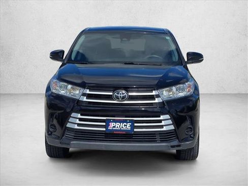 Used 2017 Toyota Highlander LE FWD image 2