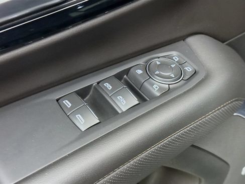 Used 2025 Chevrolet Tahoe High Country AWD/4WD image 19